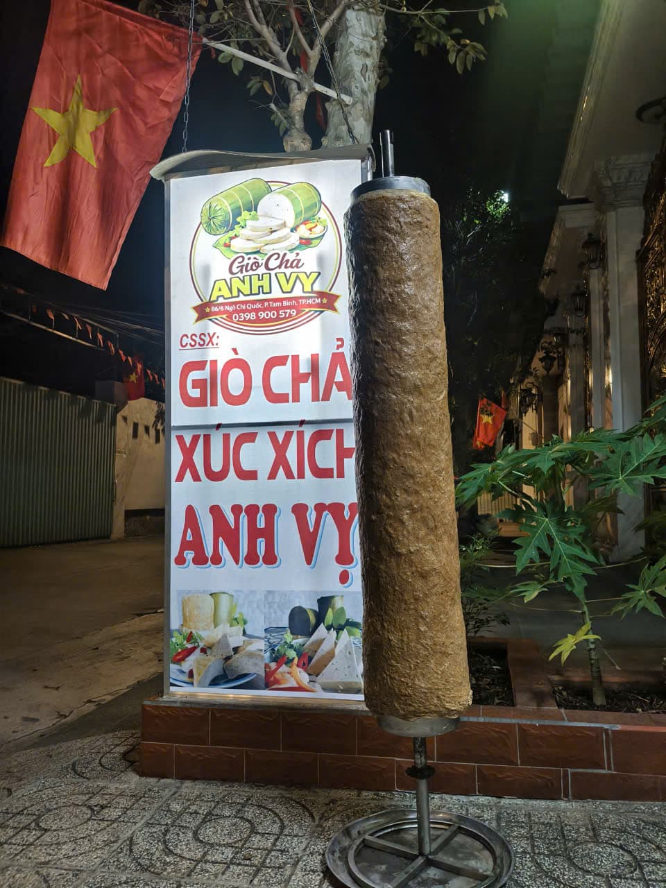 Bảng hiệu Anh Vỵ buổi tối
