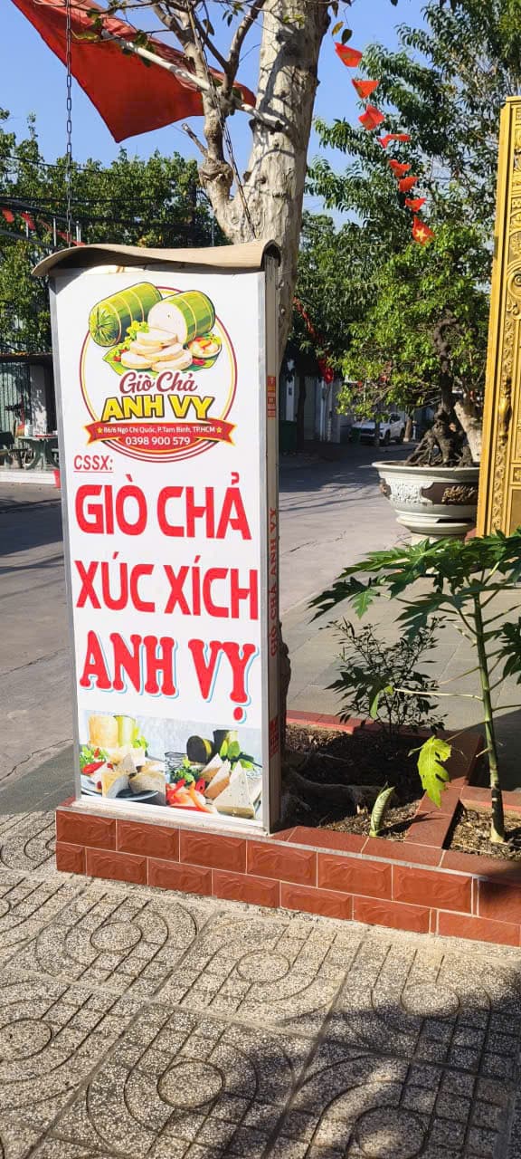 Bảng hiệu cửa hàng Anh Vỵ ban ngày